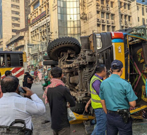 রাজধানীতে বাস ও ট্রাকের মুখোমুখি সংঘর্ষে নিহত ১, আহত ১