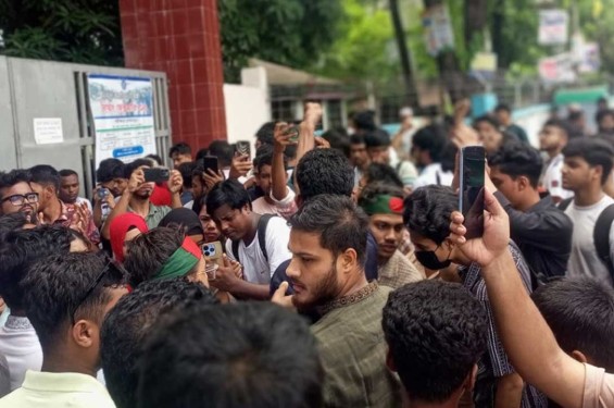 পটিয়া থানার সামনে বৈষম্যবিরোধীদের অবস্থান, ওসির অপসারণ দাবি