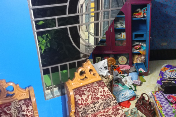 নোয়াখালীতে গভীর রাতে পুলিশ কর্মকর্তার বাড়ি থেকে স্বর্ণালংকার ও টাকা লুট