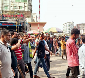 জুরাইন রেলক্রসিং ছাড়লেন রিকশাচালকরা, ৪ ঘণ্টা পর ট্রেন চলাচল শুরু