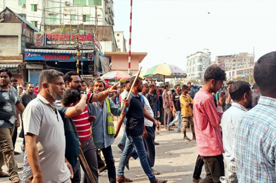জুরাইন রেলক্রসিং ছাড়লেন রিকশাচালকরা, ৪ ঘণ্টা পর ট্রেন চলাচল শুরু