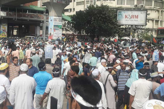 ব্যারিকেড ভেঙে শাহবাগে শিক্ষকরা, যানচলাচল বন্ধ