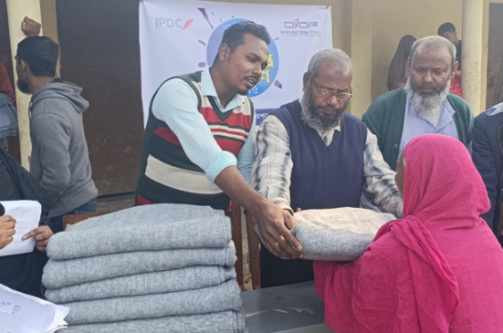 জয়পুরহাটে দরিদ্রদের মাঝে শীতবস্ত্র বিতরণ