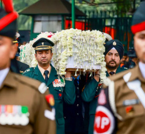 রাষ্ট্রীয় মর্যাদায় মনমোহন সিংকে শেষ বিদায় জানালো ভারত