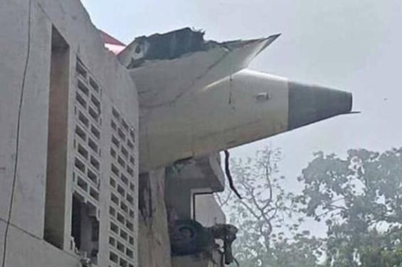 মেডিকেলের ছাত্রাবাসের ছাদে বিধ্বস্ত হয় প্লেনটি
