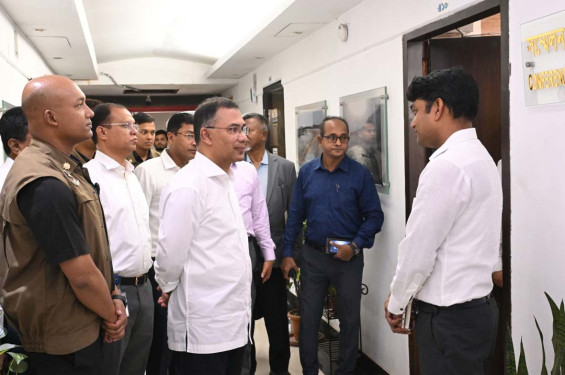 সচিবালয়ে আকস্মিক পরিদর্শনে প্রধানমন্ত্রী: