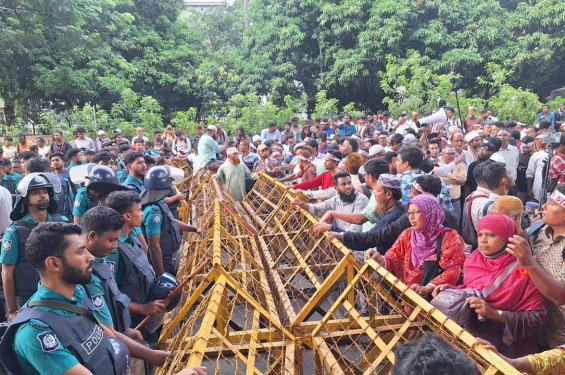 পুলিশি বাধায় সড়ক অবরোধ করে বসে পড়েছেন শিক্ষকরা