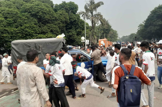 জুলাই যোদ্ধাদের সঙ্গে পুলিশের ধাওয়া-পাল্টা ধাওয়া, গাড়ি ভাঙচুর