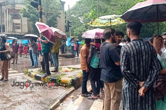 বৃষ্টি উপেক্ষা করে আন্দোলনে অনড় জবি শিক্ষার্থীরা