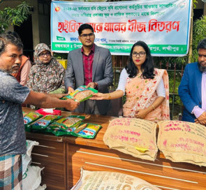 রায়পুরে ৯ হাজার কৃষদের মাঝে বিনামূল্যে সার-বীজ বিতরণ