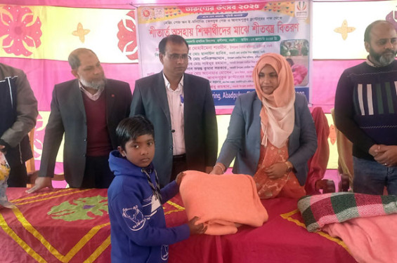 রাণীনগরে অসহায় শিক্ষার্থীদের মাঝে শীতবস্ত্র বিতরণ