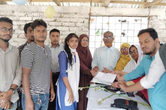 কালীগঞ্জে শিক্ষার্থীদের মাঝে ছাত্রদলের শিক্ষা উপকরণ বিতরণ