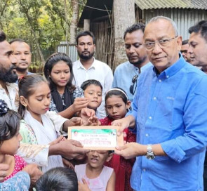 আওয়ামী সন্ত্রাসী হামলায় গুরুতর আহত আব্দুস সালামের পাশে যুবদল সভাপতি মোনায়েম মুন্না