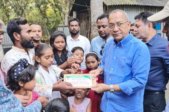 আওয়ামী সন্ত্রাসী হামলায় গুরুতর আহত আব্দুস সালামের পাশে যুবদল সভাপতি মোনায়েম মুন্না