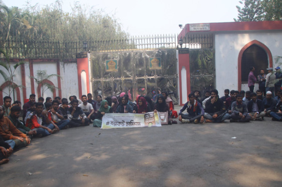 ইবি শিক্ষক হাফিজের স্থায়ী বহিষ্কারের দাবিতে ভিসির বাসভবন ঘেরাও