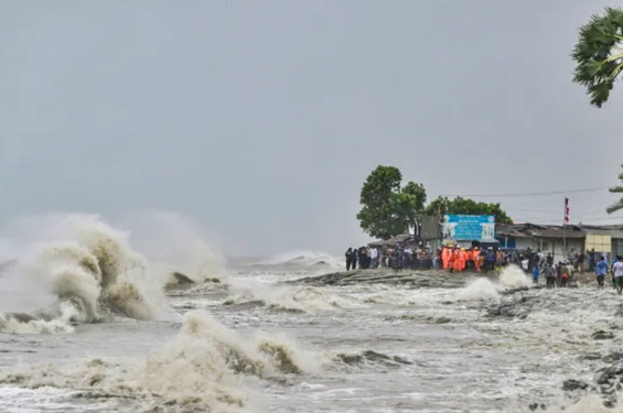 ঘূর্ণিঝড় রেমালের তাণ্ডবে প্রাণ গেল ২১ জনের