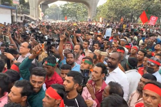 মোহাম্মদপুরে সড়ক অবরোধ করে বিক্ষোভ করেছেন ব্যাটারিচালিত রিকশাচালকরা