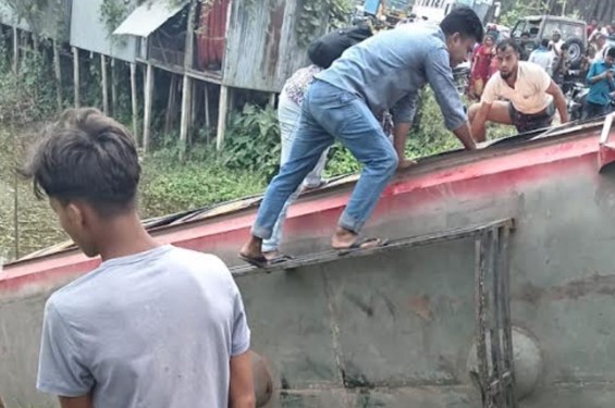 ফরিদপুরে নিয়ন্ত্রণ হারিয়ে বাস খাদে, নিহত বেড়ে ৭