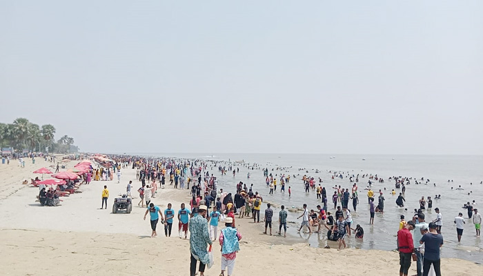 ছুটির আনন্দ সমুদ্রসৈকতে
