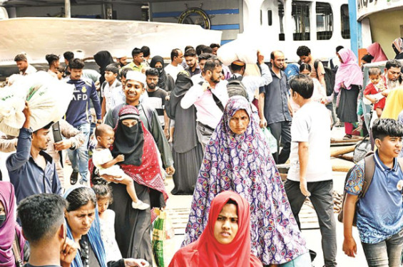 ছুটি শেষে ঢাকায় ফিরছে মানুষ