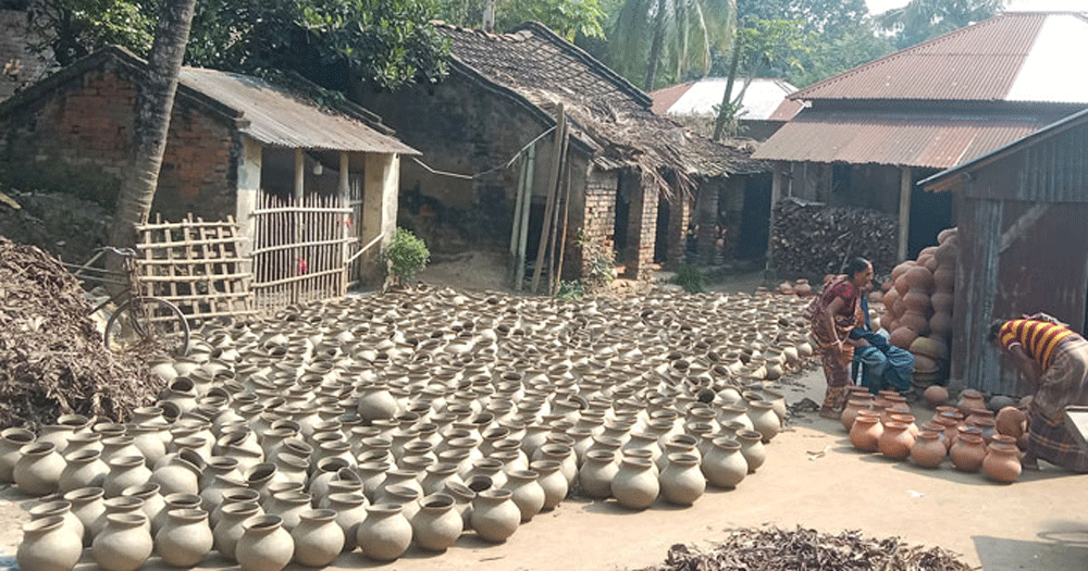 পুঠিয়ায় ভাঁড় বিক্রির ধুম