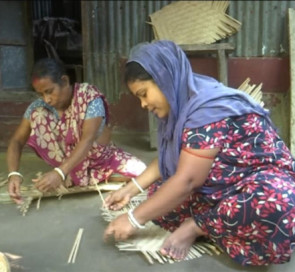 ফরিদপুরে প্লাস্টিকের ভিড়ে হারিয়ে যাচ্ছে বাঁশের তৈরি পণ্য