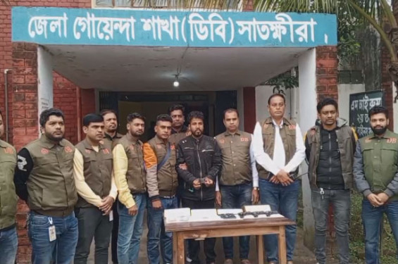 সাতক্ষীরায় তিনটি বিদেশি পিস্তল গুলিসহ অস্ত্র ব্যবসায়ী আটক