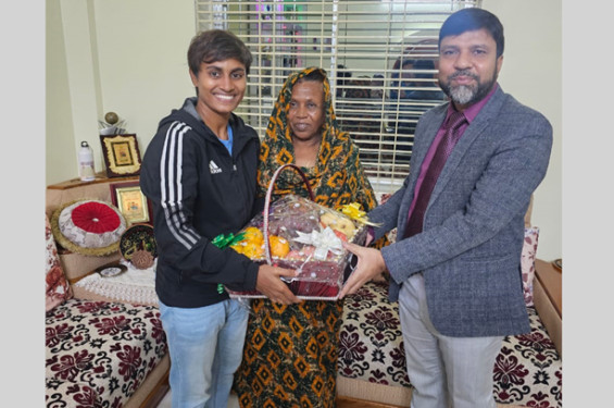সাফজয়ী সাবিনার বাড়িতে সাতক্ষীরা জেলা প্রশাসক