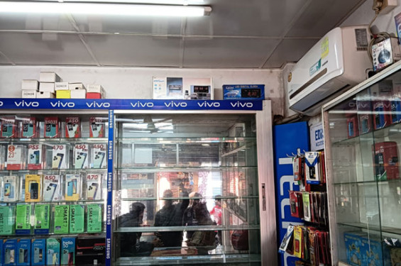 সাতক্ষীরার তালায় দোকানে থেকে ৬৫টি স্মার্টফোন চুরি