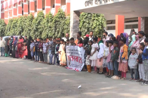 সাতক্ষীরায় শিক্ষার্থীদের ভর্তি না নেওয়ার প্রতিবাদে মানববন্ধন