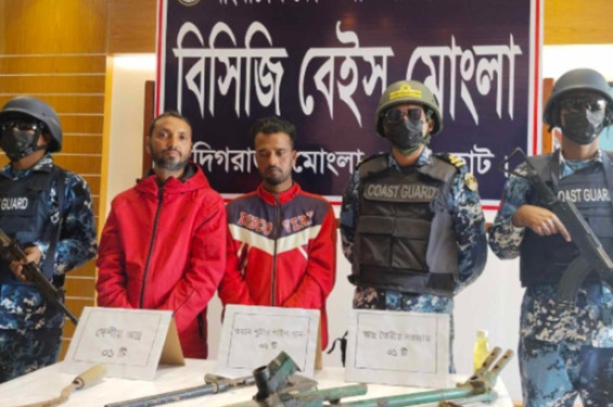 সাতক্ষীরায় পাইপগান, ককটল ও অস্ত্র তৈরীর সরঞ্জামাদিসহ আটক ২