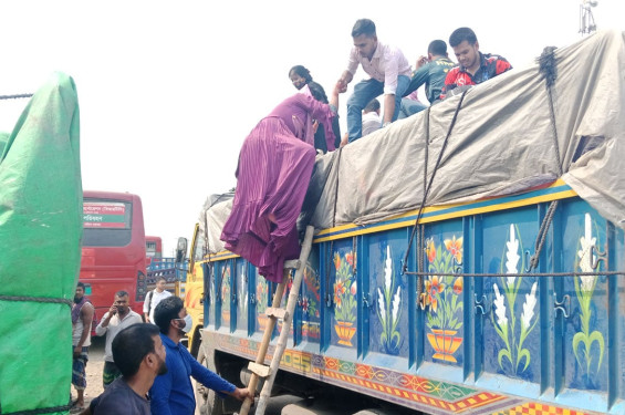 খোলা ট্রাক-পিকআপে বাড়ি যাচ্ছে নিম্নআয়ের মানুষ