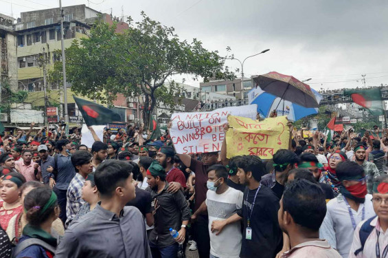 শিক্ষার্থীদের দখলে ঢাকা, গুরুত্বপূর্ণ সব সড়ক বন্ধ