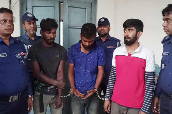ট্রেনে বোমা বিস্ফোরণের চেষ্টা, আটক ৩