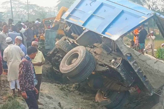 ময়মনসিংহে বালুবোঝাই ট্রাকের সঙ্গে ট্রেনের সংঘর্ষ, নিহত ৪