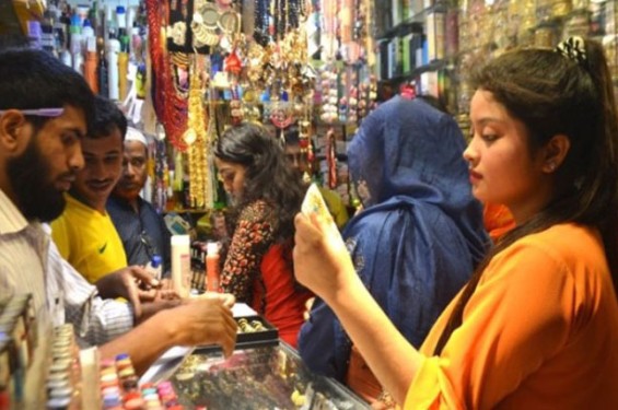 বেনাপোলে ঈদ বাজারে কসমেটিকস কেনার ব্যস্ততা
