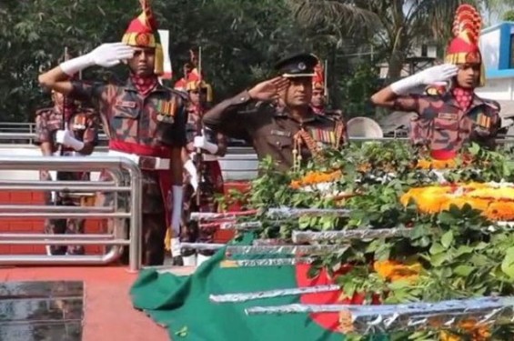 যশোরে বীরশ্রেষ্ট নূর মোহাম্মদের সমাধিতে গার্ড অব অনার ও পুস্পস্তবক অর্পন