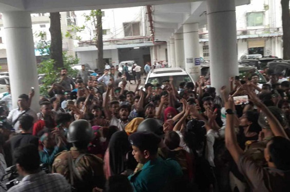 এইচএসসি পরীক্ষার বৈষম্যহীন ফলাফলের দাবিতে সচিবালয়ে বিক্ষোভ, আটক ৫৩