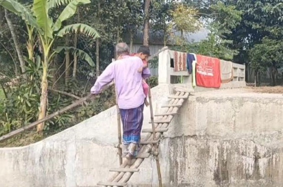 নবীনগরে সেতু থাকলেও নেই সংযোগ সড়ক, দুর্ভোগে এলাকাবাসী