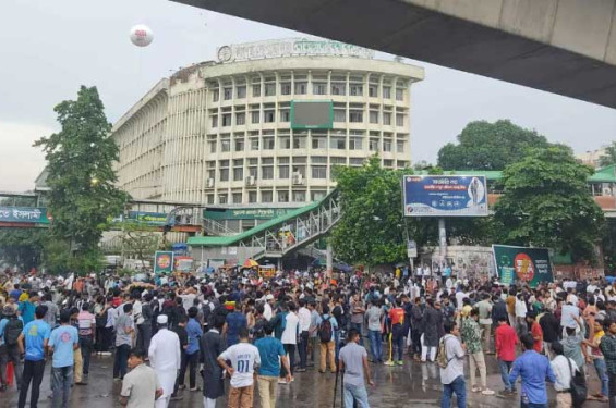 শাহবাগে অবস্থান নিয়েছে ছাত্র-জনতা