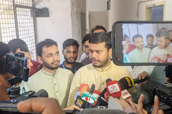 ভোটার লাইনে ছাত্রদলের স্লিপ বিতরণের অভিযোগ শিবিরের প্রার্থীদের