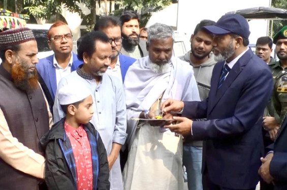 শহীদ সুমনের পরিবারকে ইজিবাইক দিলেন বিভাগীয় কমিশনার