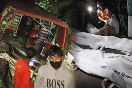 সীতাকুণ্ডে বাস-ট্রাক দুর্ঘটনায় নিহত ৫
