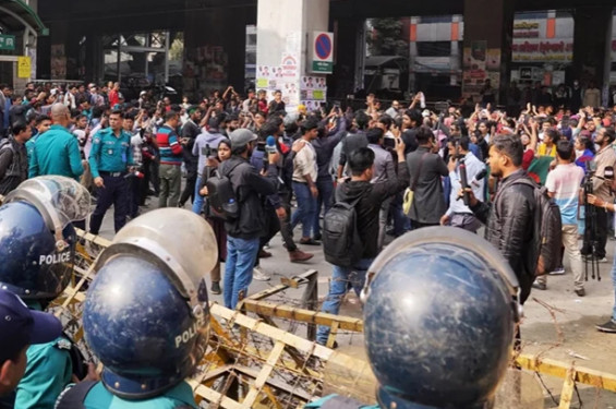 সচিবালয় গেটে পুলিশ-শিক্ষার্থী পাল্টাপাল্টি ধাওয়া