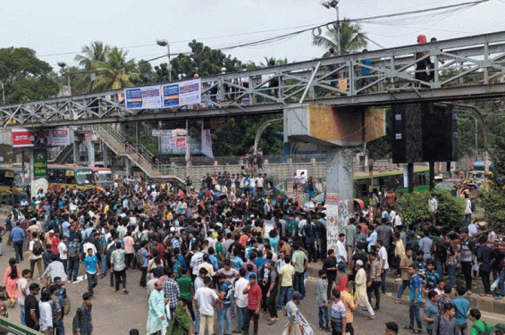 সায়েন্সল্যাব অবরোধ সাত কলেজ শিক্ষার্থীদের, তীব্র যানজট