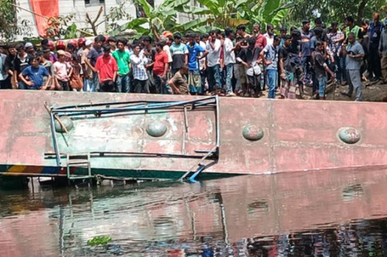 লক্ষ্মীপুরের সেই খালে এবার পড়ল বাস, নিহত ৫