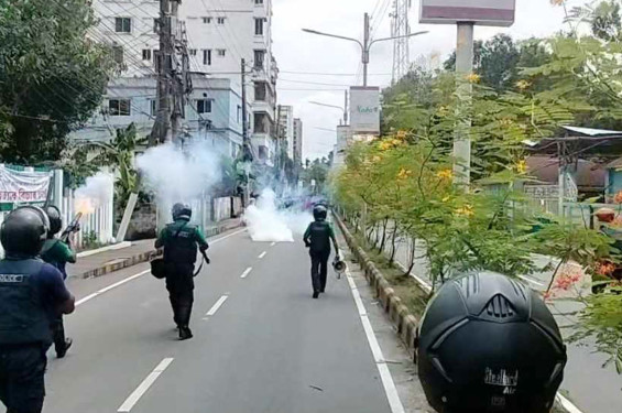 বরিশালে আন্দোলনকারীদের ওপর পুলিশের লাঠিচার্জ, সাংবাদিকসহ আহত ১৫