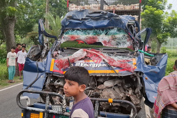 টাঙ্গাইলে দাঁড়িয়ে থাকা ট্রাকে পিকআপের ধাক্কায় নিহত ৪