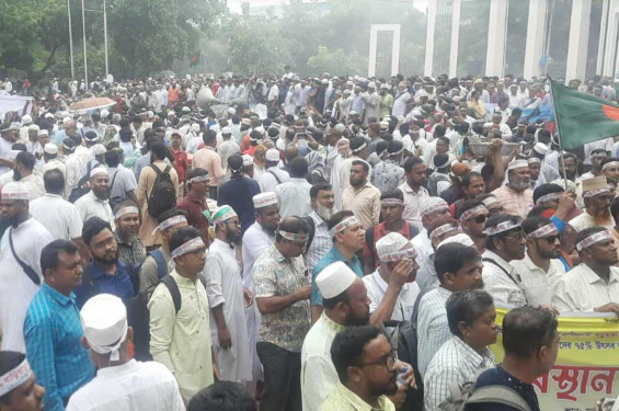 শাহবাগে অবরোধের প্রস্তুতি, শহীদ মিনারে বিপুলসংখ্যক শিক্ষকের অবস্থান