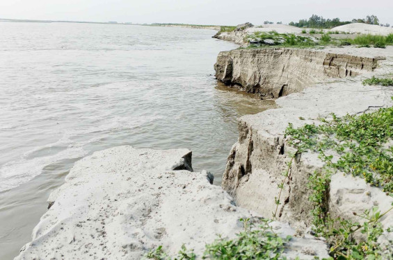 ২ শতাধিক পরিবার  তীব্র ভাঙন আতঙ্কে